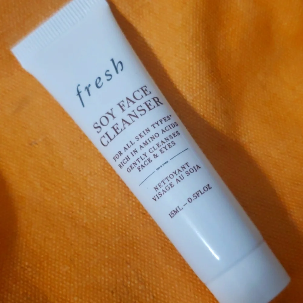 SAMPLE FRESH SOY FACE CLEANSER FOR ALL SKIN TYPES.